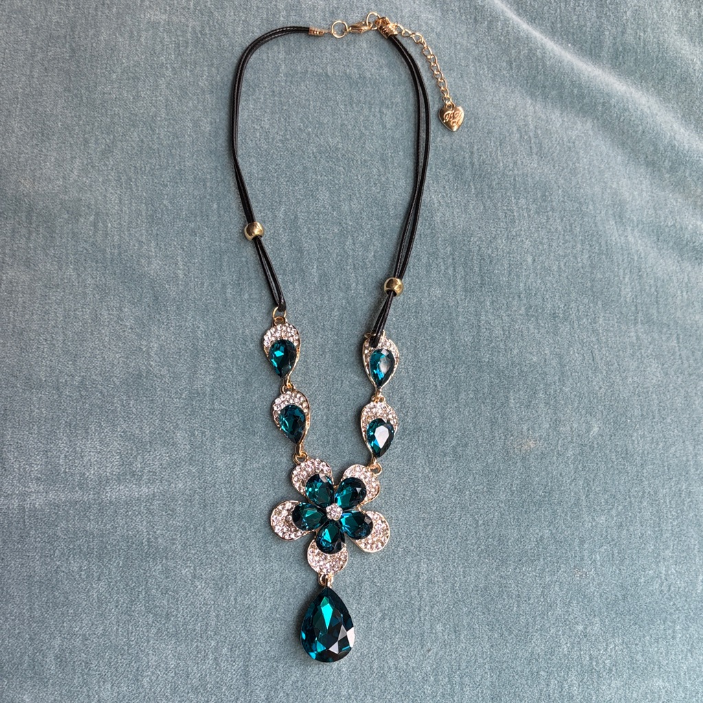 Betsey Johnson Teal And Silver Floral Necklace 18$